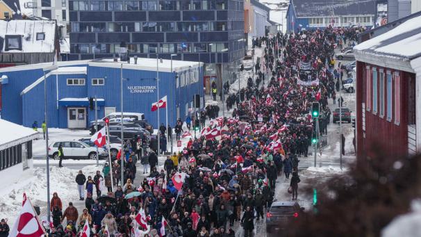 <p>Zahlreiche Menschen ziehen in Nuuk zum US-Konsulat, um gegen die Annexionspläne von Donald Trump zu protestieren. Dieses Bild entstand am Samstag.</p>