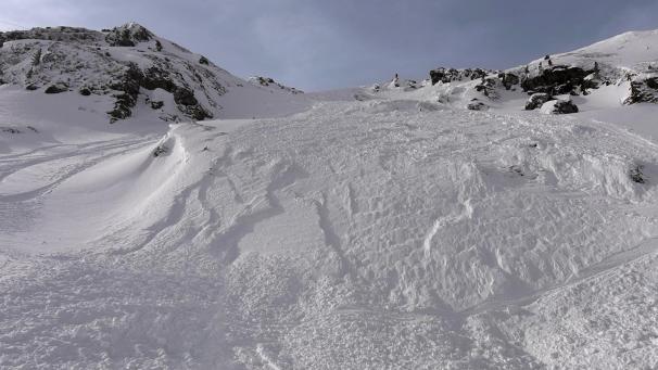 <p>Bei dutzenden Lawinenabgängen in Österreich sind nach Angaben der Polizei drei Menschen ums Leben gekommen.</p>