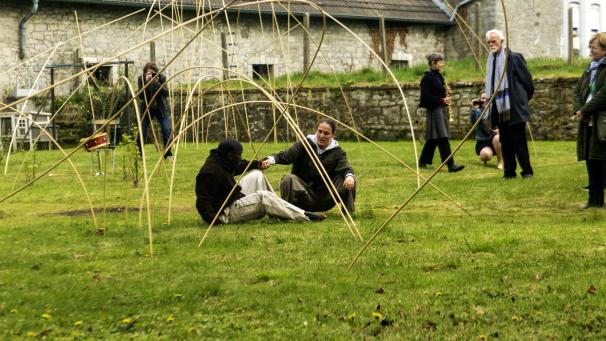 <p>Tänzer und Musiker treten bei der Vernissage „Stangenregen in direkten Dialog mit Nestlers Skulpturen.</p>