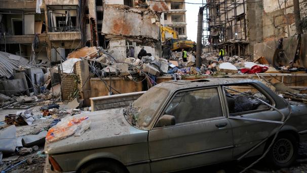 <p>Ein beschädigtes Auto ist in einem Gebiet zu sehen, in dem libanesische Mitarbeiter des Zivilschutzes nach Opfern in den Trümmern eines Gebäudes suchen, das einen Tag zuvor bei einem israelischen Luftangriff im Zentrum von Beirut, Libanon, zerstört wurde.</p>