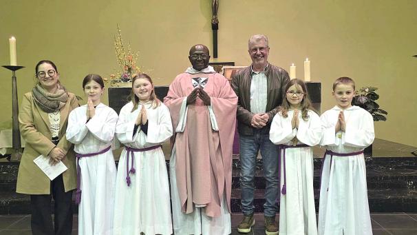 <p>Pater Badi ist seit einigen Wochen als Hilfskaplan im Pfarrverband St.Vith und Dekanat Eifel tätig. Das Foto entstand bei seinem ersten Gottesdienst in der Schönberger Pfarrkirche.</p>