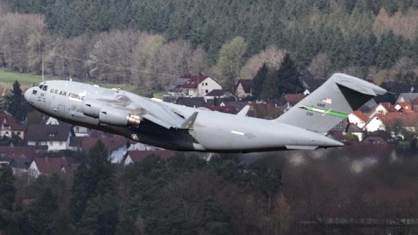 <p>Ein militärisches Transportflugzeug vom Typ Boeing C-17 Globemaster III startet von der US-Airbase in Ramstein.</p>