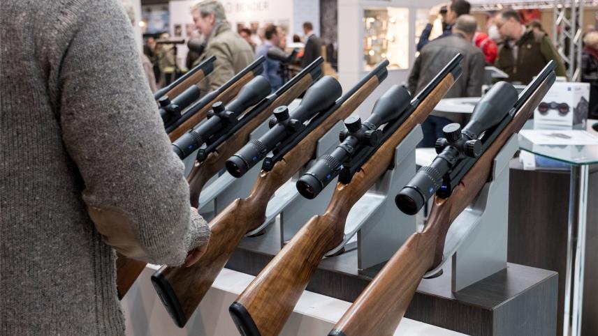 <p>Die Männer hatten sich an die zuständige Dienststelle gewandt, um ihre Waffen genehmigen zu lassen, waren aber dennoch angeklagt worden. Illustration: dpa</p>