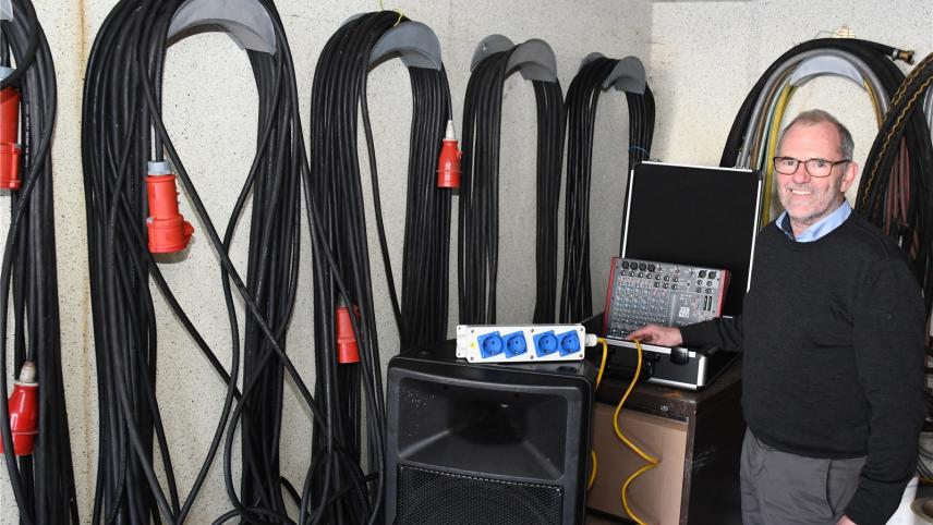 <p>Bürgermeister Erwin Güsting ganz privat, im Lagerraum des Verkehrsvereins Hauset. Alles was mit Technik zu tun hat, interessiert ihn. Und das kommt ihm auch bei seinen kommunalpolitischen Zuständigkeiten zugute.</p>