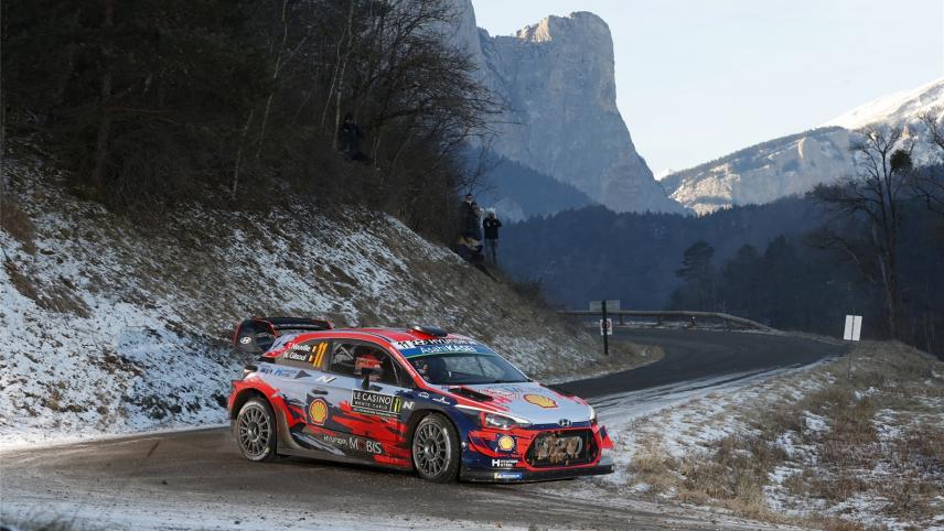<p>Die derzeitige Generation der spektakulären WRC-Autos in der Rallye-Weltmeisterschaft wurde vor zwei Jahren eingeführt und sorgt für spannenden Motorsport. Doch für die Saison 2022 kündigt der Weltverband FIA ein neues Regelwerk, womöglich mit Hybridantrieb, an.</p>
