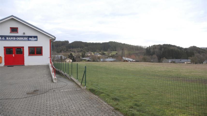 <p>Auf diesem Grundstück neben der Fußballkantine der SG Rapid Oudler wird der neue Dorfsaal entstehen. Er soll möglichst bereits für die Karnevalssession 2020 bezugsfertig sein.</p>
