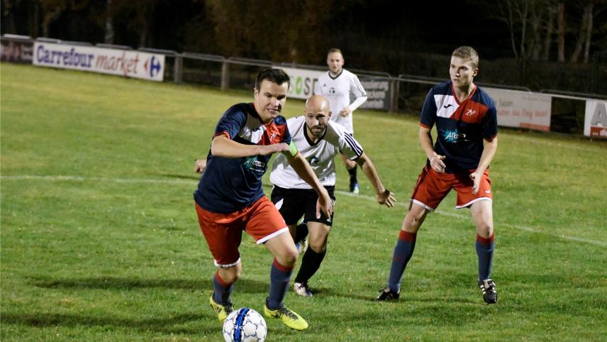 <p>Diese Szene entstand beim Derby zwischen St.Vith (rechts Roberto Guccio) und Elsenborn (links David Sarlette)</p>