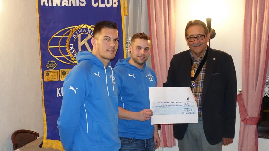 <p>Die beiden Vorstandsmitglieder des FC Knabbe, Somchai Henrotte (links) und Andy Lux (Mitte), überreichten Kiwanis-Präsident Philippe Hilligsmann (rechts) die Spendensumme von 750 Euro.</p>