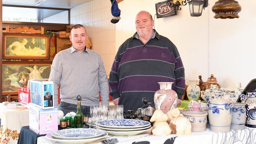 <p>Michael Müller (r.) ist die treibende Kraft für die Raerener Antik- und Trödelhalle. Sein Ziehsohn Daniel Schiffgens unterstützt ihn dabei tatkräftig. Für beide ist das Trödeln Hobby und Leidenschaft.</p>