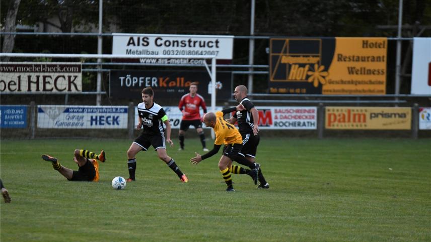 <p>Dominique Stoffels (mit der Kapitänsbinde) ist beim KFC Rocherath der Fels in der Brandung.</p>