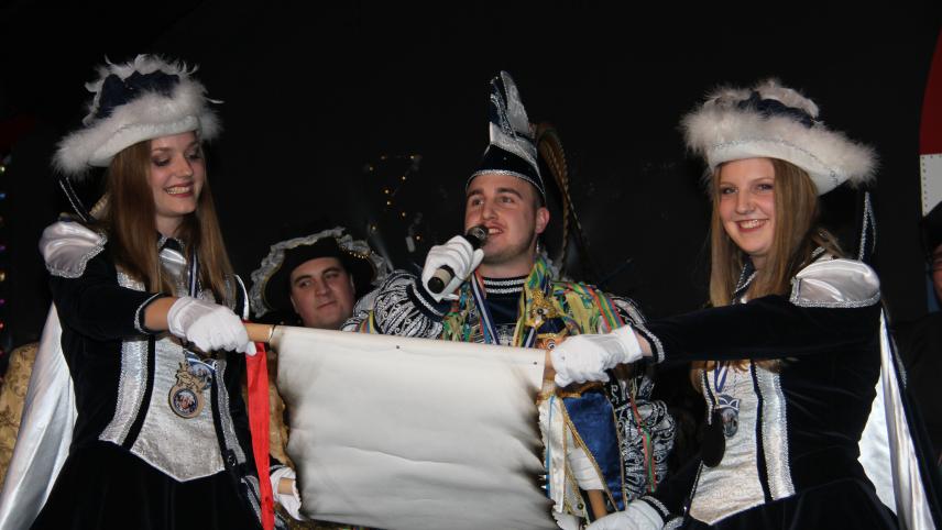 <p>IMG_3056 neue Prinz Nicola 1 Keller mit Page Vanessa und Lea</p>