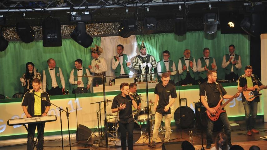 <p>Die Hausband Six Pack sorgte für ausgelassene Stimmung in Mürringen.</p>