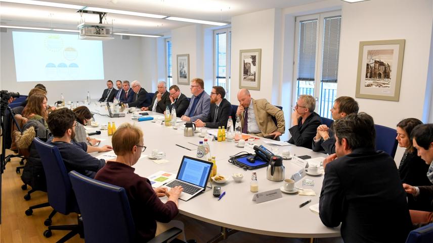 <p>Blick auf die Pressekonferenz zum ständigen Bürgerdialog am Montagnachmittag im Parlament.</p>
