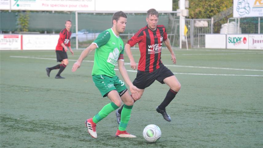 <p>Kelmis-Kapitän Philippe Kroha (links, gegen Honsfelds Jeffrey Bormann) erklärt: „Für viele Spieler ist es die erste Saison im Seniorenbereich.“</p>