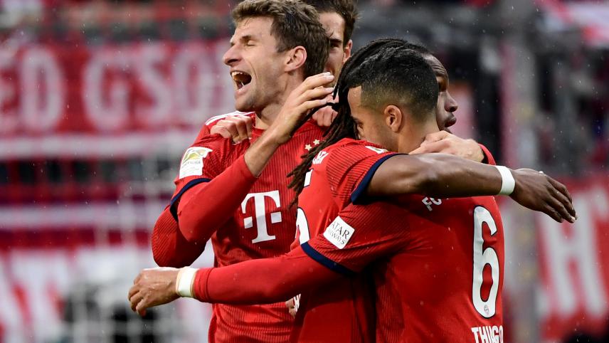 <p>Die Spieler vom FC Bayern jubeln nach dem 4:0 gegen den VfL Wolfsburg durch Thomas Müller (l).</p>