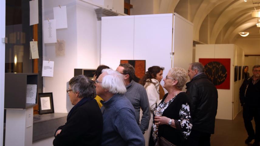<p>Gleich bei der Vernissage wurde deutlich, dass sich viele Menschen für die Ausstellung interessieren.</p>