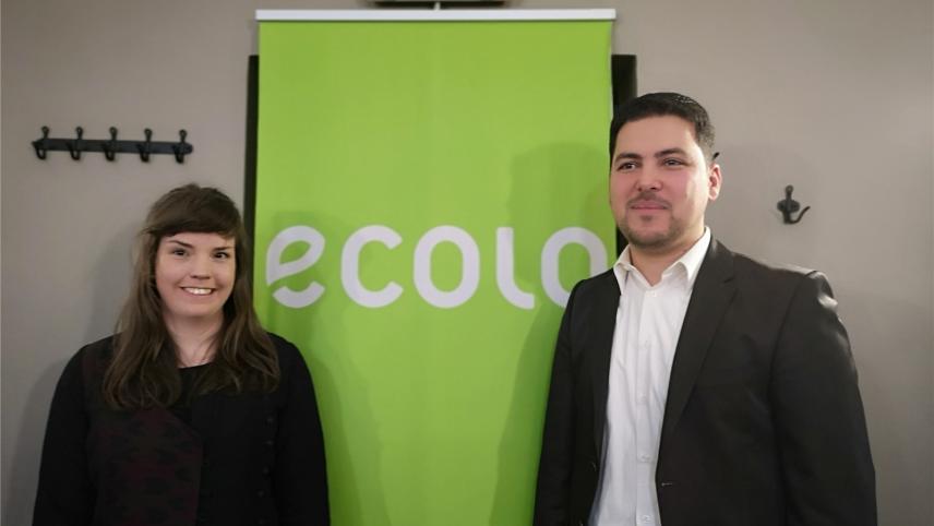 <p>Ein Bild mit Symbolcharakter: Anne Kelleter (l.), Spitzenkandidatin von Ecolo für die Region, mit „ihrer“ Nummer zwei, Hajib El Hajjaji (r.). Über dem Parteilogo der Hinweis auf den Notausgang, den die erste Spitzenkandidatin, Christine Mauel, genommen hatte.</p>