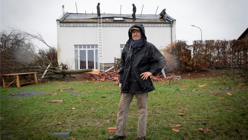 <p>Stefan Fitze steht vor seinem Haus in der Rotter Gasse in Roetgen. Ein Tornado hat hier gewütet. Es wurden Bäume umgeknickt, Dächer abgedeckt und Gegenstände durch die Luft gewirbelt. Jetzt sind Bewohner und Hilfskräfte mit den Aufräumarbeiten beschäftigt.</p>