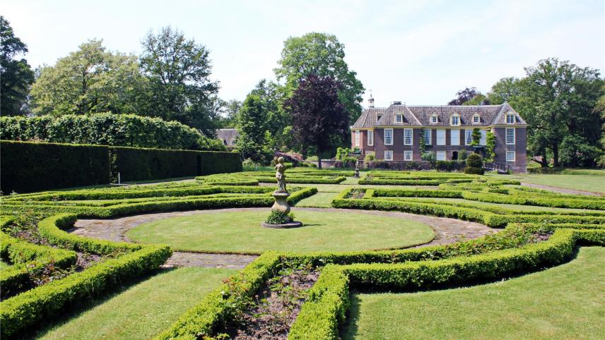 <p>Der Landsitz De Wiersse verfügt über eine üppige Gartenanlage, die sich Besucher zu bestimmten Terminen geführt anschauen können.</p>