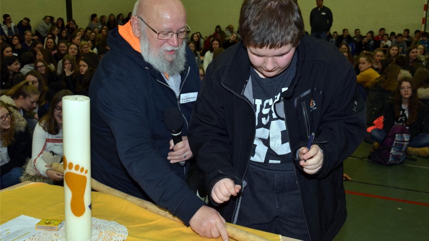 <p>Der 15-jährige Joé Delges aus Recht kerbte das letzte Datum in den Pilgerstab ein.</p>