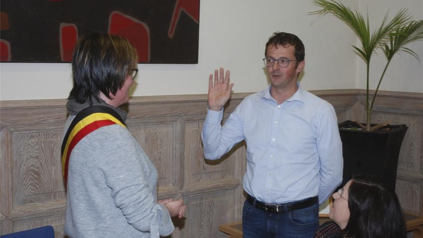 <p>Serge Dollendorf bei seiner Eidesleistung am Donnerstagabend vor Bürgermeisterin Marion Dhur. Der 47-jährige Weweler übernimmt als 3. Schöffe die Ressorts Finanzen, Wasserversorgung, Müllentsorgung und Ländliche Entwicklung.</p>