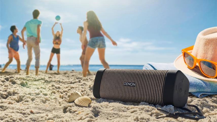 <p>Staub- und spritzwassergeschützt fühlt sich Denons DSB-250BT (rund 180 Euro) auch am Strand wohl.</p>