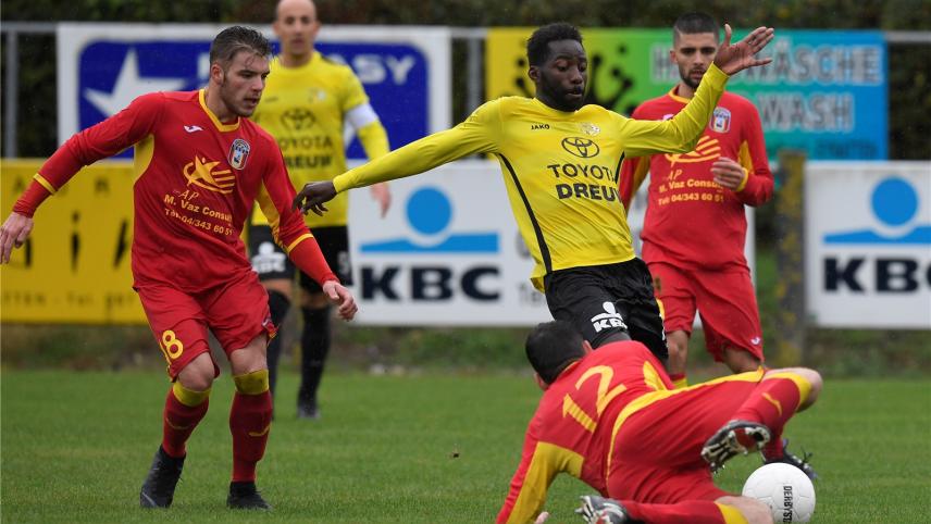 <p>Glody Kudura (im gelben Trikot) verlässt am Saisonende den RFC Raeren-Eynatten.</p>