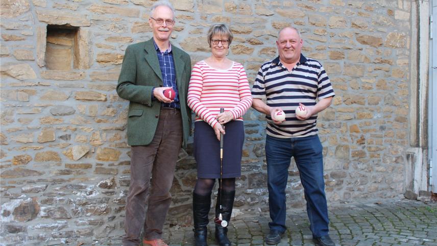 <p>Spielen nicht nur Gateball, sondern wollen die Sportart auch gemeinsam bekannter machen: das Ehepaar John und Bettina Swabey und Erwin Hansen (v.l.).</p>