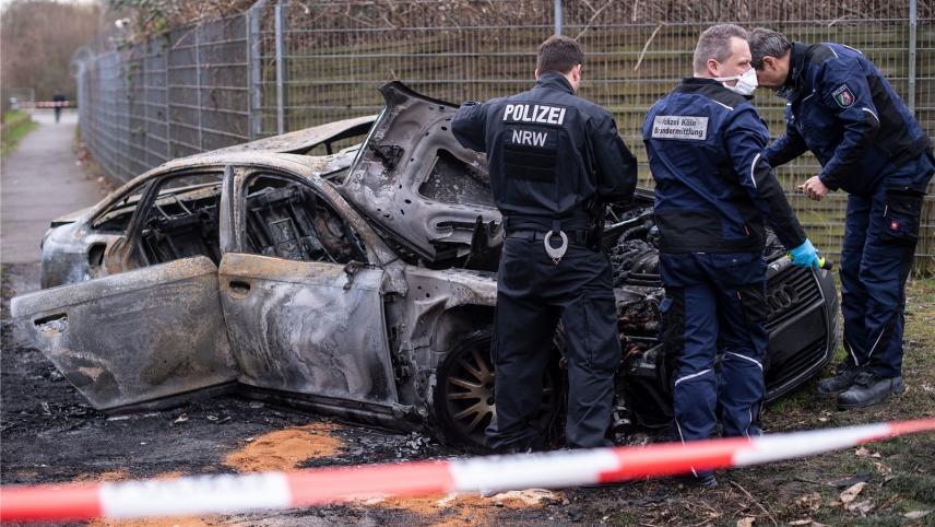 <p>Nach dem Überfall auf einen Geldtransporter am Flughafen Köln/Bonn haben die Täter ihr Fluchtfahrzeug offenbar in Brand gesteckt.</p>
