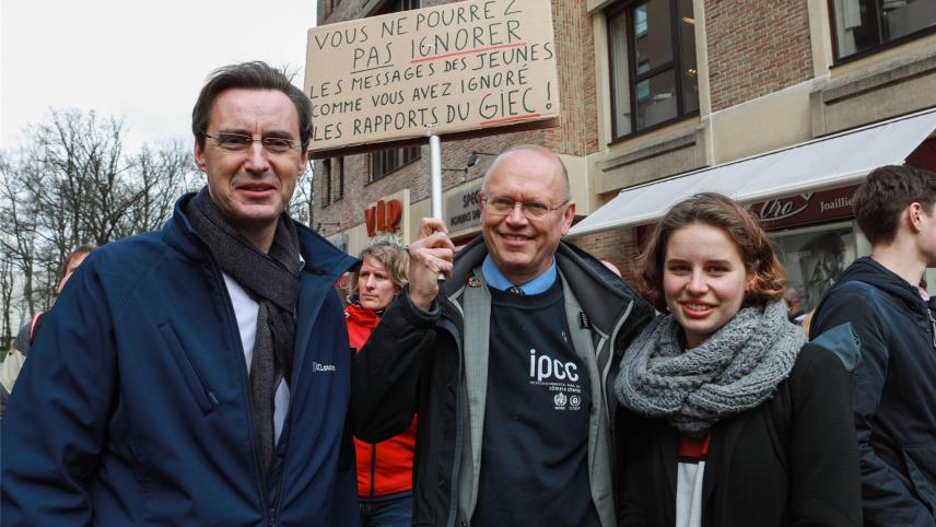 <p>UCL-Rektor Vincent Blondel, Klimatologe Jean-Pascal van Ypersele und Klima-Aktivistin Anuna De Wever (von links) bei der Demo in Neu-Löwen.</p>