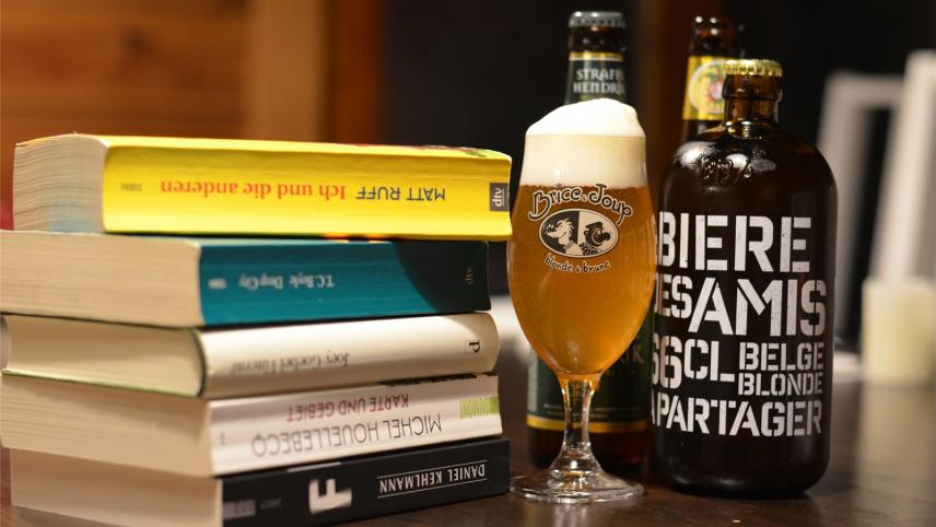 <p>Gleichermaßen zu Buch und Bier greifen die Teilnehmer eines Kurses, den zwei Eupener aus der Taufe gehoben haben.</p>