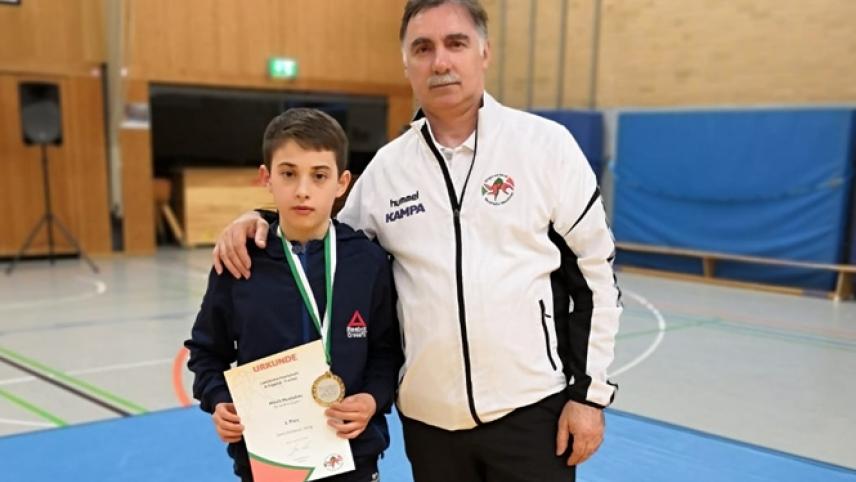 <p>Mikail Moukaliev mit Trainer Issa Gamboulatov.</p>