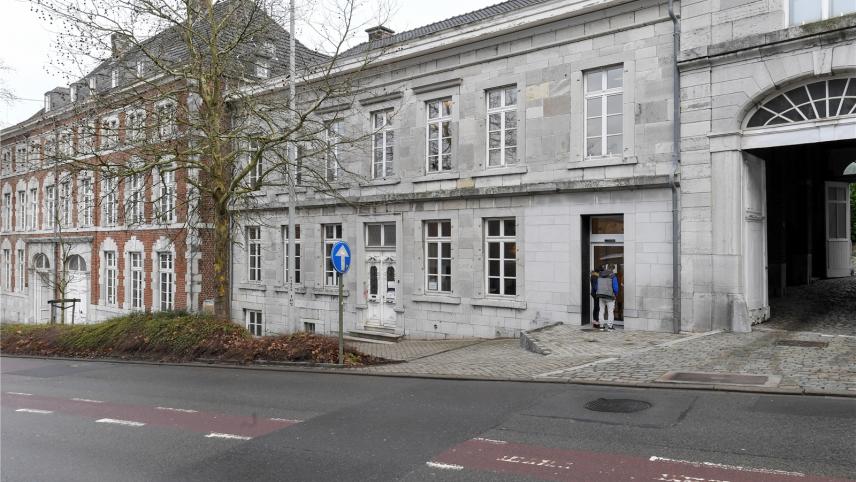 <p>Blick auf die Dienststelle, die sich um die Auszahlung des Kindergeldes kümmert. Sie liegt am Eupener Kaperberg im ehemaligen Fraktionshaus des Parlamentes der DG.</p>