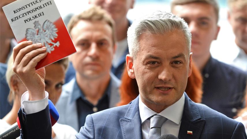<p>Robert Biedron hält eine Kopie der Verfassung des Landes, als er den Beginn seiner neuen politischen Bewegung „Frühling“ ankündigt.</p>