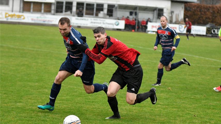 <p>Daniel Henkes (in rot) erzielte in der zweiten Halbzeit einen lupenreinen Hattrick.</p>