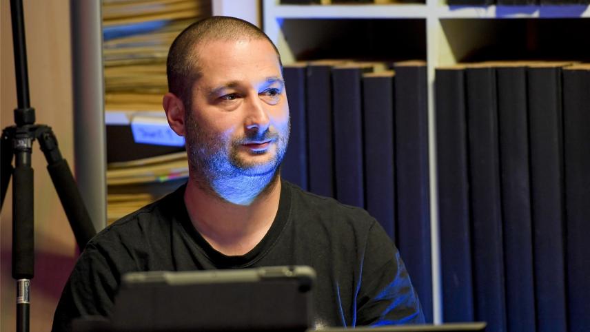 <p>Michael Schneider beim GrenzEcho Couch-Konzert am letzten Mittwoch: Der 41-jährige Organist ist eigentlich in der klassischen Musik zu Hause, spielt aber auch Pop.</p>