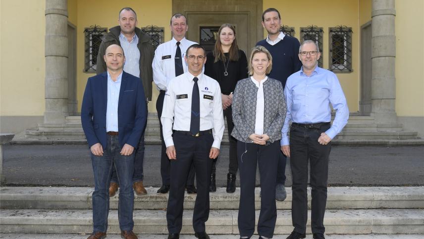 <p>Der Zonale Sicherheitsrat präsentierte die Jahresbilanz der Polizeizone: untere Reihe (v. l.) Zonensekretär Jean-Pierre Gritten, Zonenchef Daniel Keutgen, die Bürgermeister Claudia Niessen und Erwin Güsting sowie obere Reihe Marc Hilligsmann, Harald Meyer und Aline Lux (alle Föderale Polizei) sowie Lontzens Bürgermeister Patrick Thevissen.</p>