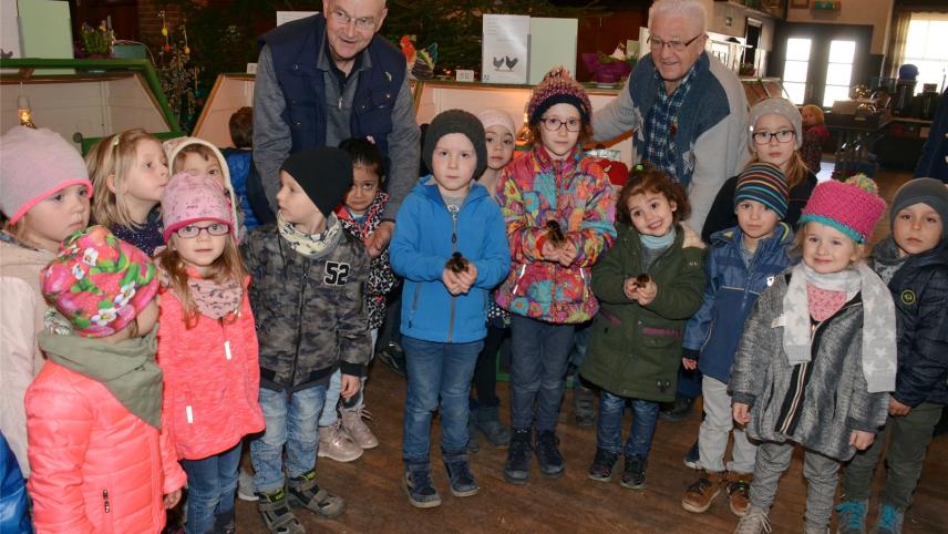 <p>Besonders die kleinen Gäste freuten sich beim Besuch der Kükenschau des Kgl. Kleintierzuchtvereins Weywertz, zusammen mit KKZV-Präsident Erwin Gilles (rechts) und Vize-Präsident Leo Müller.</p>