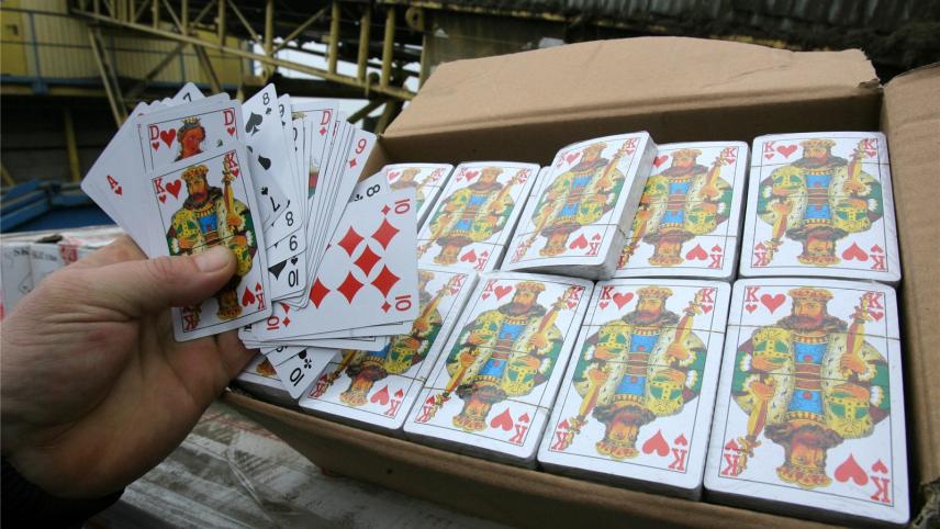 <p>Gefälschte Spielkarten warten auf ihre Vernichtung.</p>