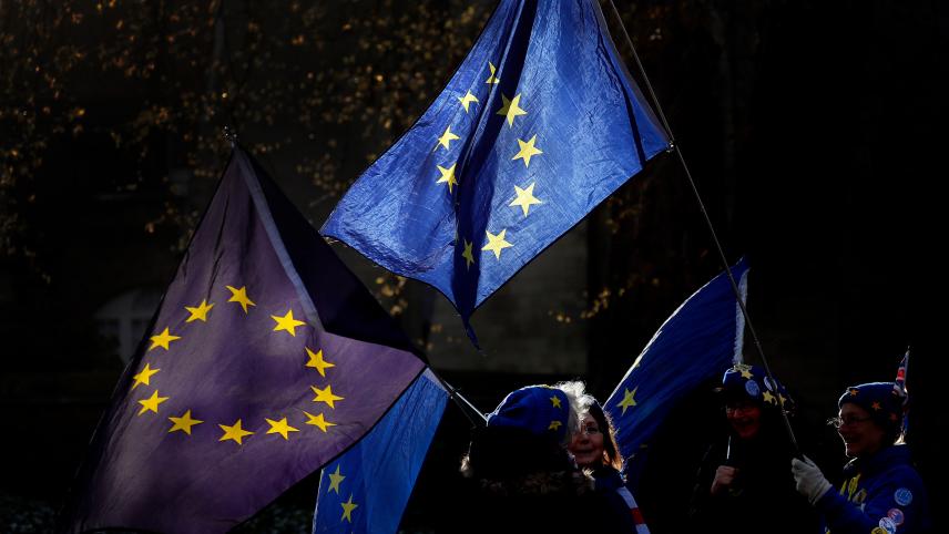 <p>Brexit-Gegner schwenken bei einer Kundgebung in der Nähe des britischen Parlamentsgebäudes EU-Fahnen.</p>