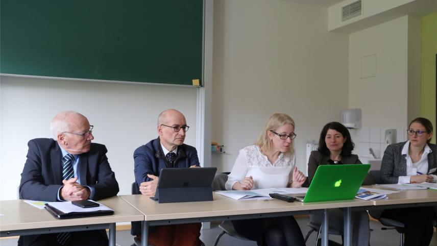 <p>Léon Schoonbroodt, , Vorsitzender des Verwaltungsrates der AHS, Direktor Stefan Boemer, Fachbereichsleiterin Cathérine Mattar, sowie die beiden Dozentinnen Dominique Chavet und Catherine Schnackers (v.l.) stellten des neue Auswahlverfahren für künftige Studenten vor.</p>
