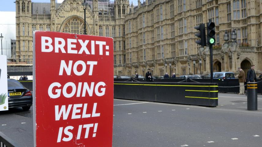 <p>Auf einem Plakat steht Brexit: Not going well is it! (Brexit: Läuft nicht gut, oder?) außerhalb der Parlamentsgebäude in Westminster.</p>