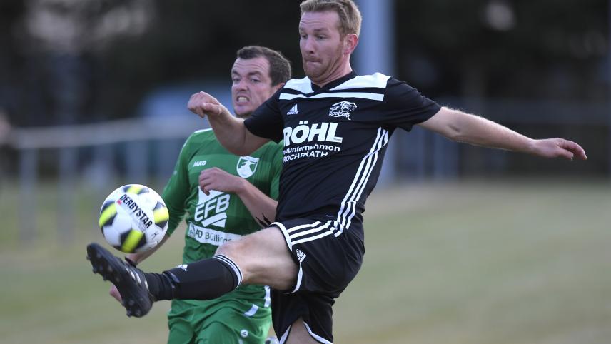 <p>Sorgte per sehenswertem Volley für das 2:0: Rocheraths Verteidiger Kevin Sabel (r.)</p>