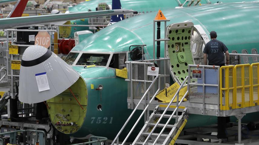 <p>Ein Arbeiter betritt eine Boeing 737 MAX 8 in Renton.</p>