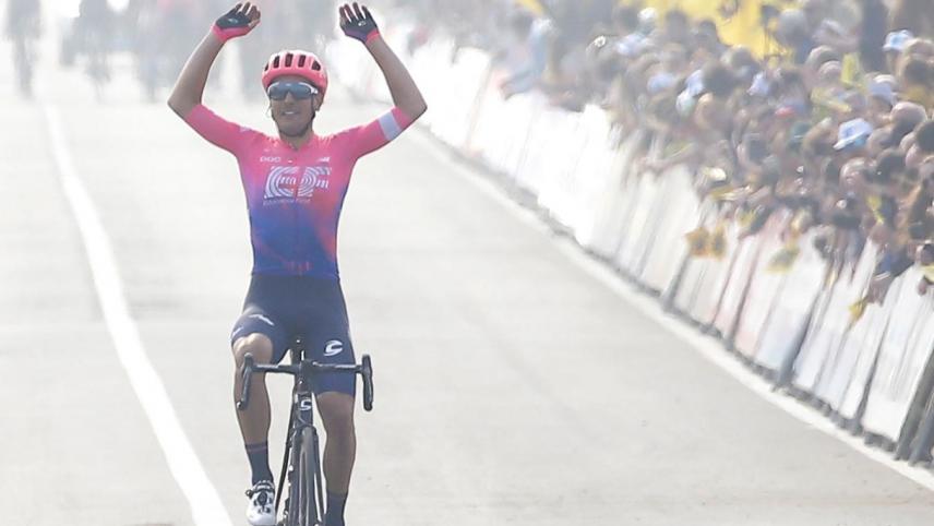 <p>In der Ferne erkennt man im Dunst die geschlagenen Favoriten: Alberto Bettiol sorgte bei der 103. Flandern-Rundfahrt für eine riesige Überraschung.</p>