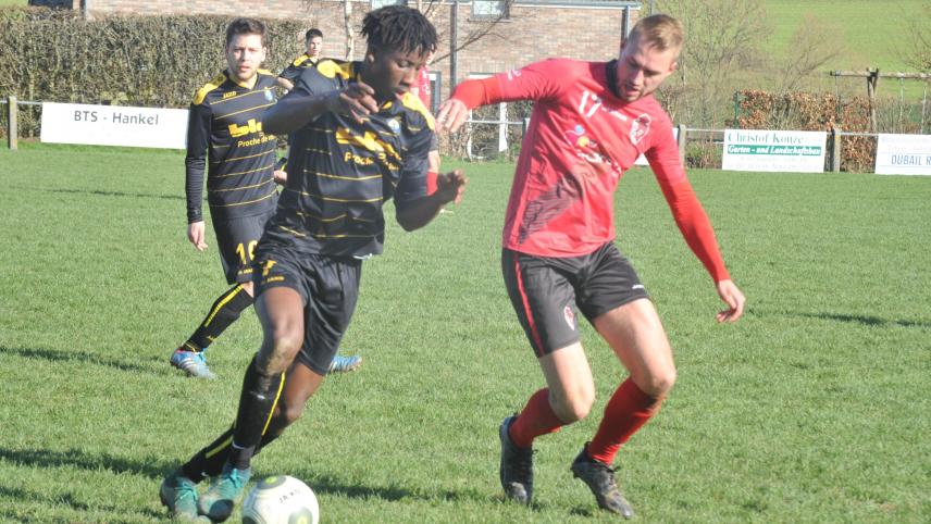 <p>Hautes Fagnes´ Moussa Diané (l.) beackerte die linke Außenbahn und sorgte per Distanzschuss nach einem Dribbling für das 2:0.</p>