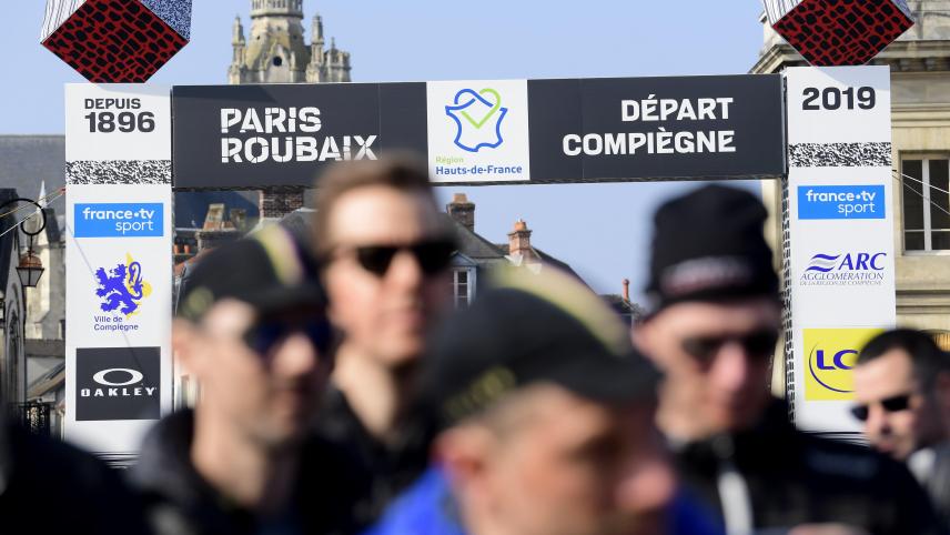 <p>Um 11.00 Uhr startete in Compiègne bei Paris der Radsportklassiker.</p>