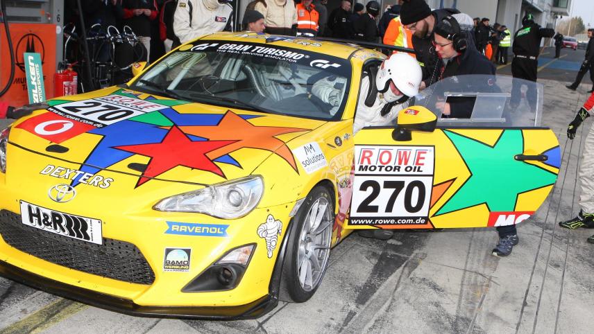 <p>Marc Duez beim Fahrerwechsel anlässlich des ersten VLN-Rennens 2019 am Nürburgring.</p>