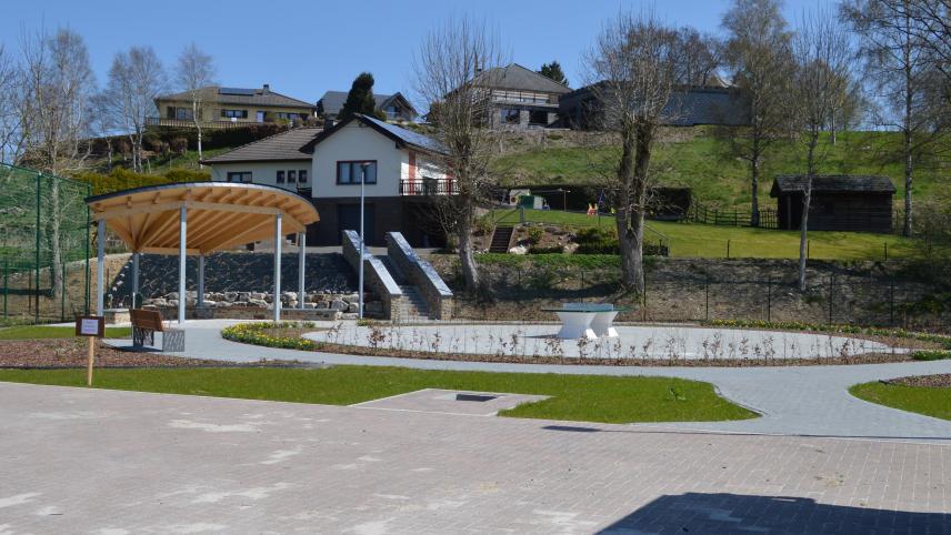 <p>Herzstücke der kleinen Parkanlage sind der Pavillon und die Tischtennisplatte.</p>