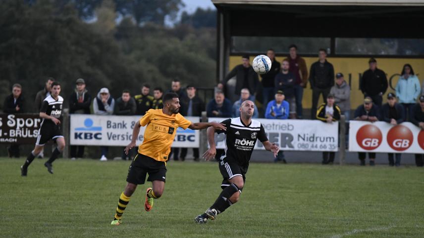 <p>Treffen am Donnerstag zum dritten Mal in dieser Saison aufeinander: Bütgenbachs Mehdi Zinoune (l.) und Rocheraths Kevin Feyen.</p>